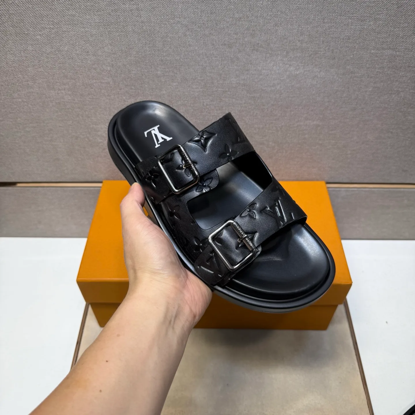 ⬛️Men's shoes 💰p400 [LV～] Men's casual slippers 2025z cabinet sales simultaneously 🔶Size: 39-44#️⃣ 🔷2 colors🔜The upper is made of cowhide stitching➕Genuine leather lining, comfortable and breathable, sole: original comfortable and wear-resistant outsole, ⚠️Real 📱Photographed🎬The real thing is better📢📢📢